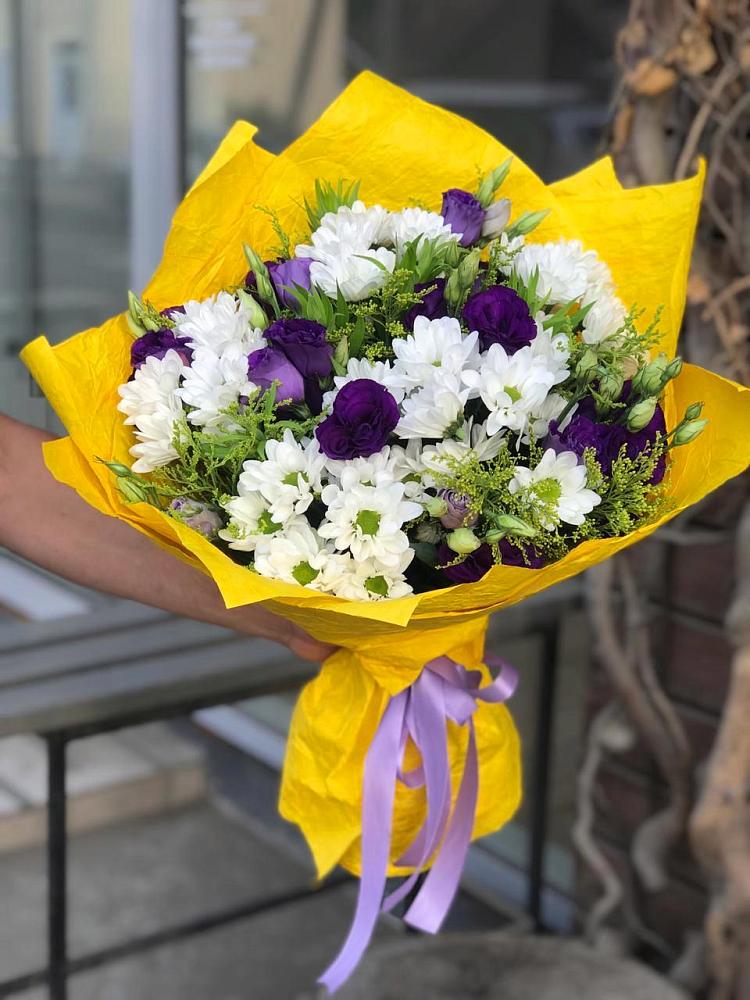 Букет цветов из: Ирисы, Хризантемы и Ромашки в Нежинка