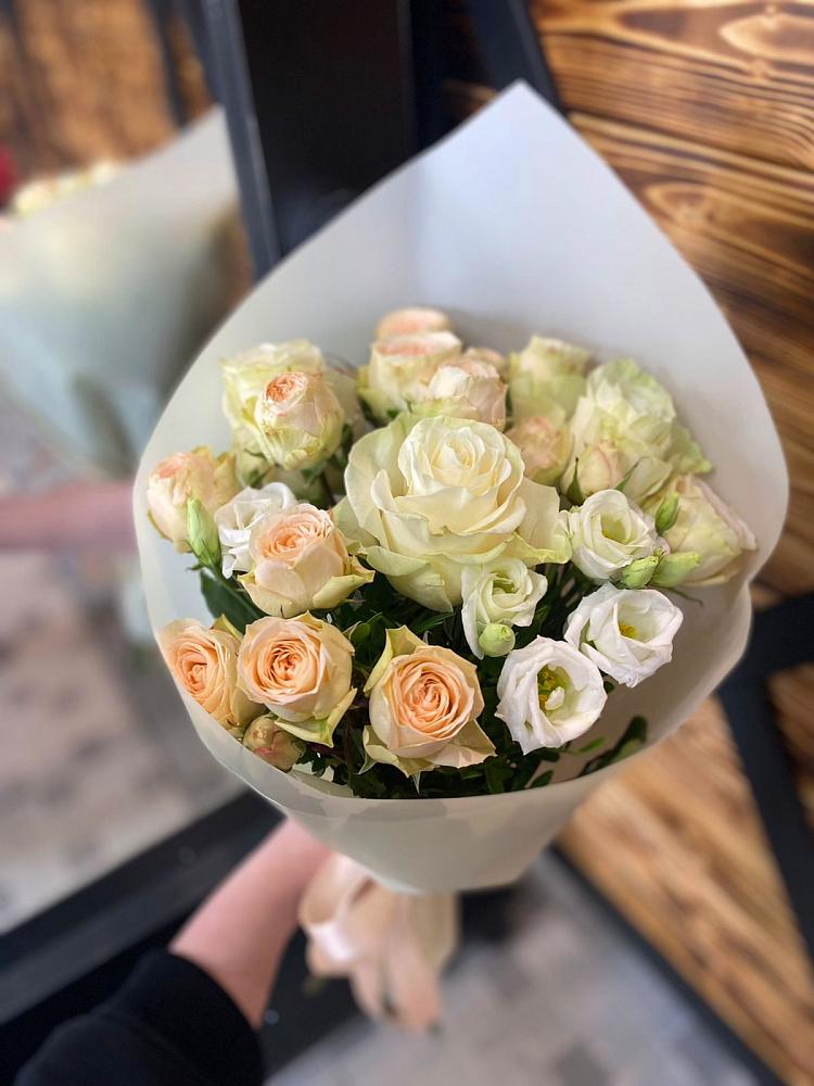 Букет цветов из: Розы и Лизиантусы в Нежинка